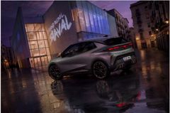 Upplyst CUPRA-logotyp på bakluckan stärker den visuella identiteten. CUPRA Raval 2026.