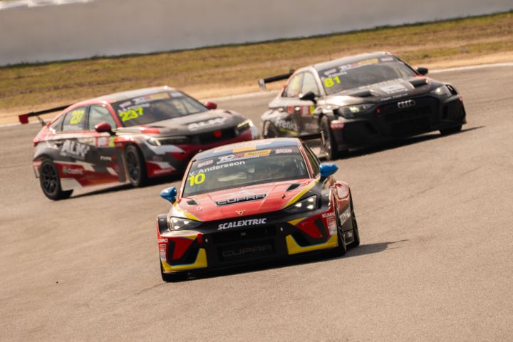 Viktor Andersson leder mästerskapstabellen i TCR Spain.