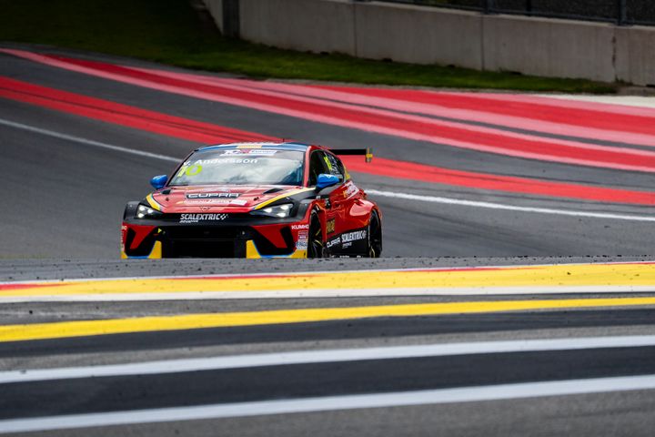 Viktor Andersson från Linköping på väg upp genom Eau Rouge med CUPRA Leon VZ TCR.