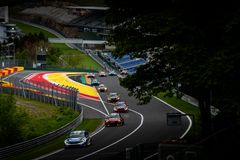 Viktor Andersson från Linköping tvåa ut på Kemmel-rakan med CUPRA Leon VZ TCR på belgiska F1-banan Spa-Francorchamps.