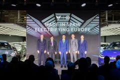 Markus Haupt, VD för SEAT & CUPRA och Salvador Illa, Kataloniens guvernör, Pedro Sánchez, Spaniens premiärminister, Oliver Blume, VD för Volkswagen-koncernen och Thomas Schäfer, styrelseledamot för Volkswagen AG, Brand Group Core, VD för Volkswagen Brand och chef för tillsynsrådet för SEAT & CUPRA deltog i Start of Production-eventet i fabriken i Martorell.