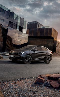 För att utrusta CUPRA Tavascan med Black Edition krävs paketen Immersive och Adrenaline, som kombinerar komfort, teknik och prestanda som redan finns i det aktuella utbudet.
