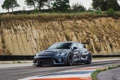 Leon VZ e -Hybrid Racer kombinerar elmotorn från nya CUPRA Raval, förbränningsmotorn från Leon VZ och den beprövade batteritekniken från Leon PHEV och fungerar som CUPRA:s testbänk för en ny, mer lättillgänglig motorsportarkitektur.