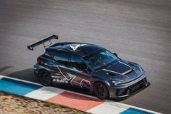 Leon VZ e -Hybrid Racer. Med en effekt på upp till 370 kW (500 hk) accelererar den kompromisslösa e -Hybrid-racingprototypen från 0 till 100 km/h på bara 3,8 sekunder och når en topphastighet på 265 km/h.