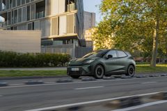 För ökad säkerhet och prestanda innehåller utrustningspaketet DRIVE: Travel Assist 3,0, ett avancerat förarassistanssystem som kombinerar adaptiv farthållare (ACC) och körfältsassistent; Emergency Assist 3,6, som aktiveras om föraren inte reagerar; Fjärrstyrd parkeringsassistent som gör det möjligt att styra CUPRA Raval Plus via smartphone för parkering i trånga stadsutrymmen. och Top View Camera Kit, en uppsättning kameror fram, bak och på sidorna som ger full 360-graders sikt.