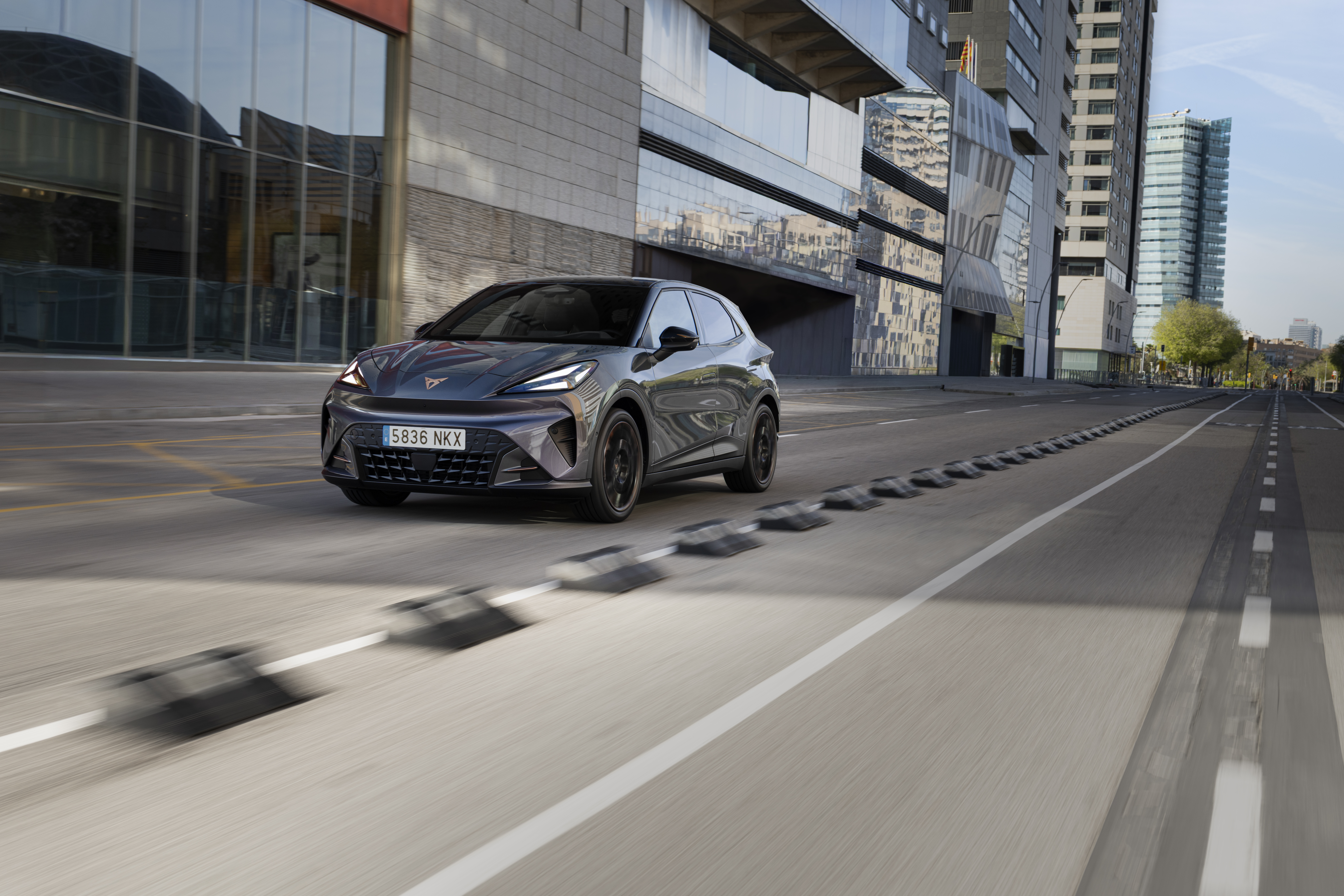 UPPDATERAD MED SVENSKA PRISER: CUPRA Raval utökar modellprogrammet med ny Plus-version och batteriuppgradering