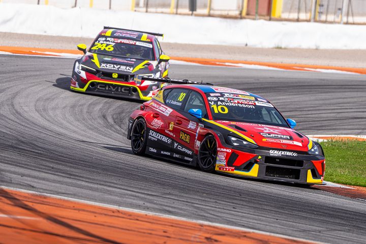 Viktor Andersson och CUPRA Leon VZ TCR.