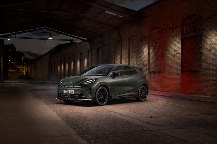 CUPRA Raval VZ CUSTOM CUPRA by ABT, specialutrustad med främre splitter, sidokjolar och takvinge.