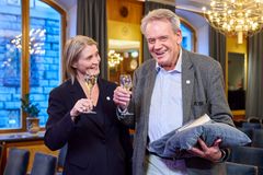 Jernkontorets vd Annika Roos med Gert Magnusson som fick ta emot Jernkontorets hedersbägare i silver redan under fredagen 16 oktober.