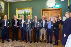 Pristagare från vänster: Pär Jönsson, Olle Sundqvist, Bevis Hutchinson, Gert Nilson, Björn Haase, Jarmo Lilja, Sven-Olof Ericsson och Charlotte Wichardt. Längst till höger i bild syns Jernkontorets vd Annika Roos.