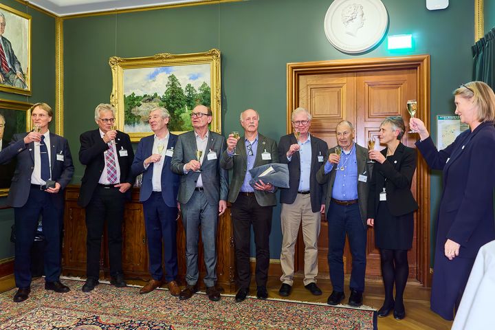 Pristagare från vänster: Pär Jönsson, Olle Sundqvist, Bevis Hutchinson, Gert Nilson, Björn Haase, Jarmo Lilja, Sven-Olof Ericsson och Charlotte Wichardt. Längst till höger i bild syns Jernkontorets vd Annika Roos.