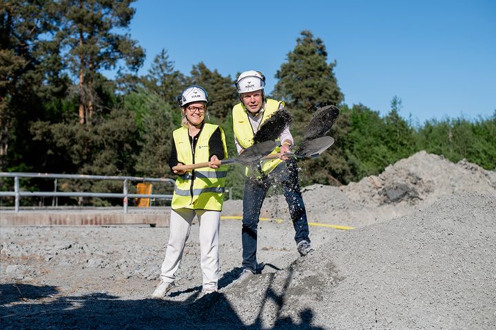 Uppsala Vattens tf. vd Ida Hellrup och styrelseordförande Rickard Malmström (MP) tar första spadtaget för vätgastankstationen.
