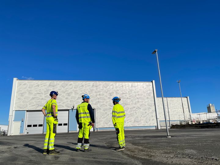 Uppsala Vattens medarbetare utanför den nybyggda grovreningen vid Kungsängsverket