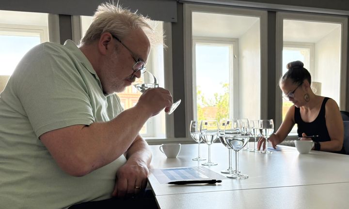 Juryn provsmakar tävlingsbidrag på Pumphuset.