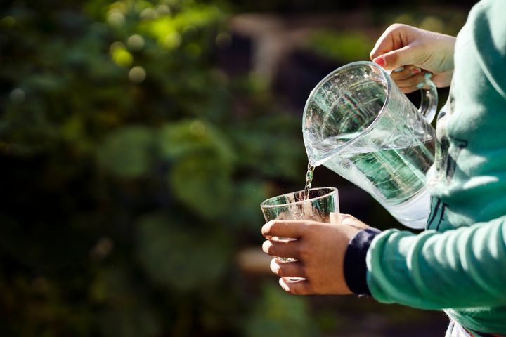Inför sommaren har några orter i Uppsala kommun låga grundvattennivåer. Det beror på att det under våren kom mindre nederbörd än normalt. I dagsläget är det inte aktuellt med något bevattningsförbud, men läget kan snabbt förändras om det blir varmt och vattenkonsumtionen ökar.