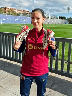 Aitana Bonmatí signerade fotbollsskor FC Barcelona