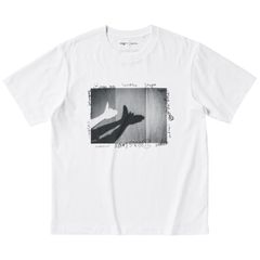 T-shirt i kollektionen PEACE FOR ALL fotograferad av Olivia Arthur