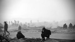 Palestinier väntar i timmar vid platsen för utdelning av mat i Gaza.