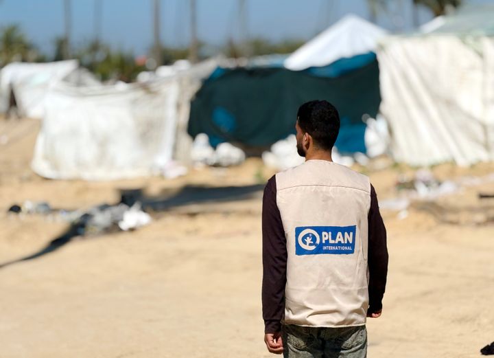 Plan-personal besöker ett internflyktingläger i Gaza för att dela ut hygienpaket till familjer i behov.