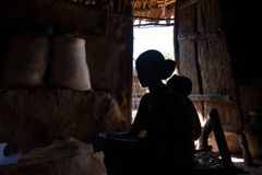 Ung kvinna från Uganda, ett av länderna i rapporten.