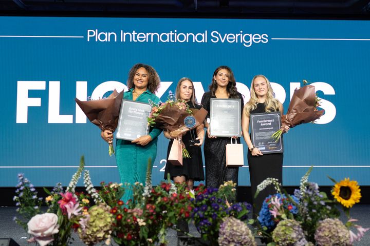 Vanessa Kamga, föreningen Tris och Linn Rosenqvist står på scen efter att ha tagit emot Flickapriset 2025.