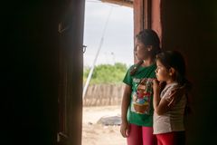 Barn i en liten by vid en flod i Perus Piura-region lever med ökade risker för översvämningar, torka och jordskred när klimatförändringar och El Niño förvärras.