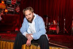 Love Lyssarides, resande reporter för Musikhjälpen 2025