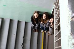 Zoriana, 14 år, Kateryna, 14 år och Kateryna, 13 år, deltar i Champions of Change-programmet i Ukraina, där de är med och skapar en trygg och inspirerande skolmiljö för framtiden.