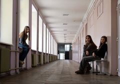 Kateryna, 13 år, Kateryna, 14 år, och Zoriana, 14 år, deltar i Champions of Change-programmet i Ukraina, där de är med och skapar en trygg och inspirerande skolmiljö för framtiden.