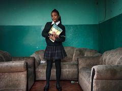 Saray, 11 år, från Venezuela, bor med sin familj i Ecuador dit de har flytt och där hon är den enda av syskonen som går i skolan.