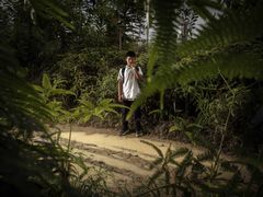 Brayan, 14 år, i Colombia, har en två timmar lång och farlig skolväg som gör det svårt för honom att komma i tid till skolan.