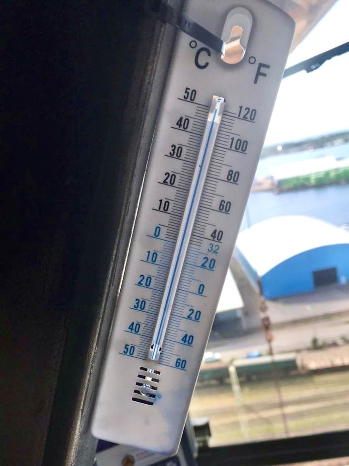Termometer i byggkran som visar över 50 grader.