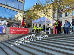 Trappa med tända ljus och ett rött banderoll där det står "Ingen ska dö på jobbet".