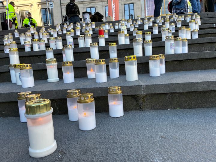 Ljusmanifestation på Sergels torg med många tända ljus placerade på trappstegen.