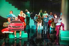 Ensemblen i "Tid" på Uppsala stadsteater våren 2023. Foto: Maria Lilja