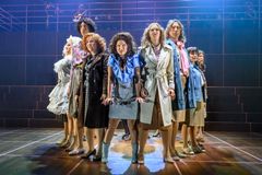 Pia Johansson, Frida Öhrn och Linda Kulle med ensemblen. Foto: Sören Vilks