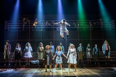 Ensemblen i 9 to 5 - musikalen. Foto: Sören Vilks