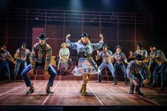 Ensemblen i 9 to 5 - musikalen. Foto: Sören Vilks