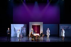 Ensemblen i Professor Bernhardi. Foto: Sören Vilks