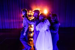 Ensemblen i "Ett drömspel". Foto: Mats Bäcker