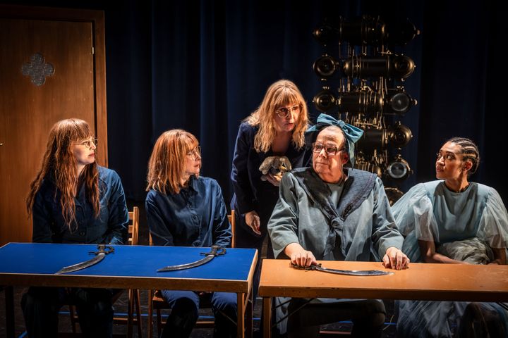 Linda Kulle, Mikaela Ramel, Pia Johansson, Bengt CW Carlsson & Jennifer Amaka Pettersson i "Ett drömspel". Foto: Mats Bäcker