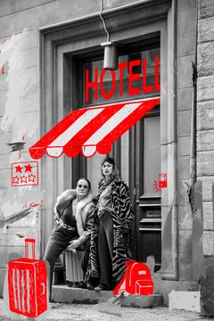 Två kvinnor framför en husfasad, i illustration står det Hotell och två väskor är ditritade.