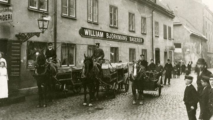 Här ska nybakat köras ut till hungriga stockholmare från bageriet på Östgötagatan 32. Okänd fotograf, cirka 1903.