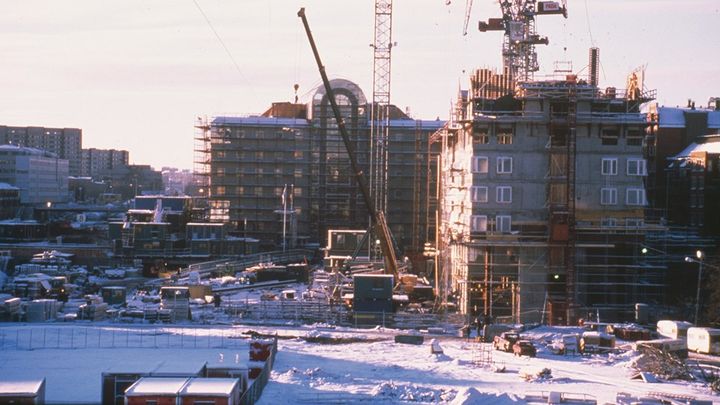 Vy västerut över det blivande Södra Stationsområdet. Stationshuset och kontorshus är under byggnad. Foto: Anders Holmberg, 1988.