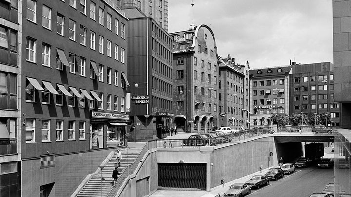 På Stockholms gator samsas olika arkitekturstilar från olika perioder, ofta inom samma kvarter. Foto: Ingvar Lundkvist, 1975.