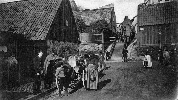 Tjärhovs tvärgränd – nuvarande Erstagatan – där Henning utmattad sjunker ihop på väg till hamnen i kapitlet ”Decemberdagar”. Okänd fotograf, årtal 1895–1899.