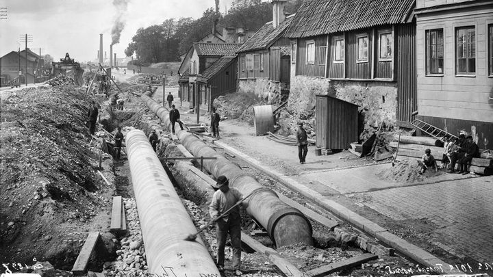 Rörläggare på Torsgatan, norrut från Kammakargatan. Okänd fotograf, 1897.