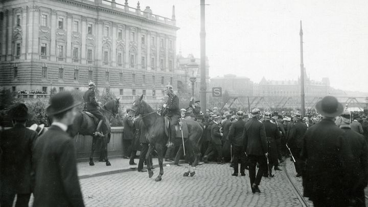 Polisingripande på Strömgatan vid oroligheterna 1917. Foto: V. Malmström.