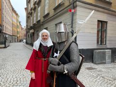 Följ med Gudrun Wessnert som borgarfru och Alexander Lahovary som johanniterriddare på en vandring i Gamla stan.