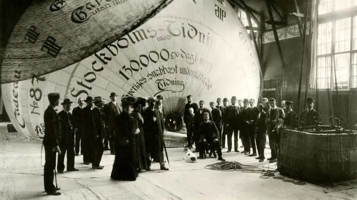 Stolt uppvisning av en ballong som ska stiga under ”Pressens vecka” och hjälpa till att samla in medel till Publicisternas understöds- och pensionskassa och Publicistklubbens kassa. Okänd fotograf, 1901.